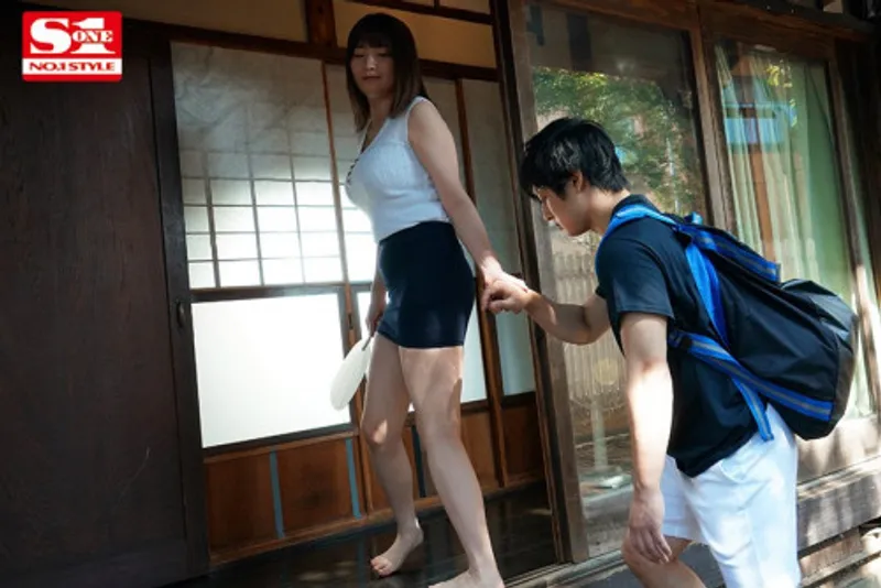 Anh chàng dâm đãng dương vật khi nhìn trộm em họ cắm sừng với chồng