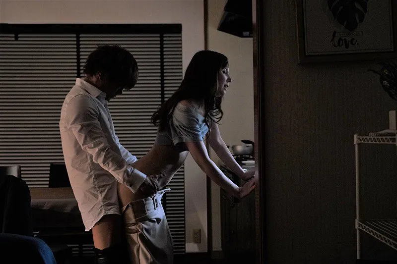 Tiền bối đi công tác, cậu nhân viên đến nhà trả bài bà xã ông ấy