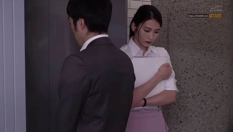 Em thư ký thê thảm bị tiền bối bắt vào khách sạn phục vụ đối tác