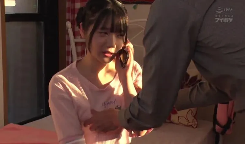 Bố dượng phát hiện thiên thần nhỏ riêng của cô vợ là diễn viên jav