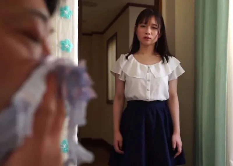 Tiểu thư phát hiện bố dượng biến thái ngửi đồ lót của mình